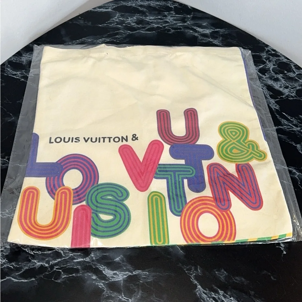 LOUIS VUITTON Limited Edition Tote GIVEAWAY - Picture 5 of 11